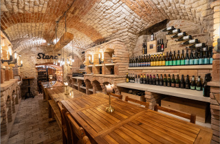 Eladó pince üzlethelyiséggel Sopronban